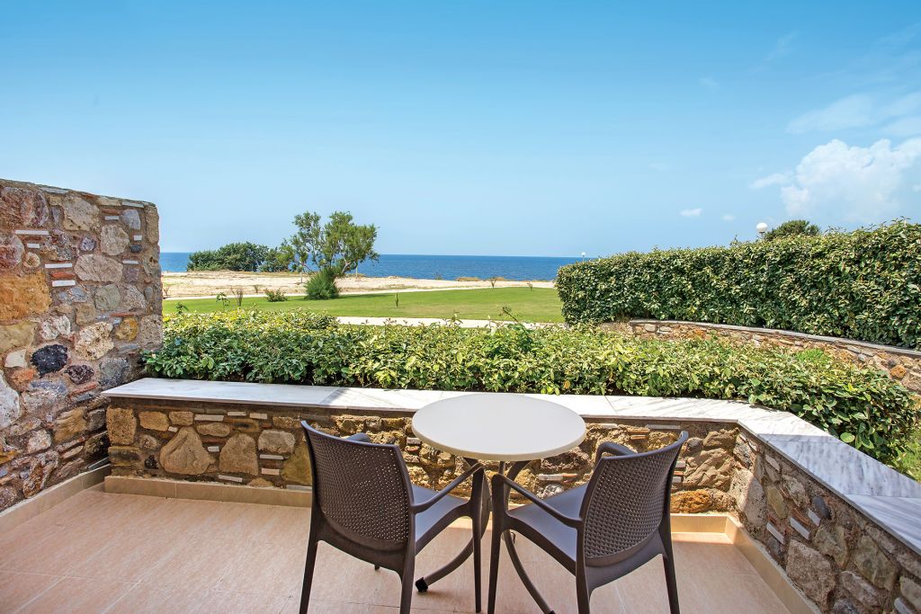 BEACHFRONT DELUXE TWIN ROOM
