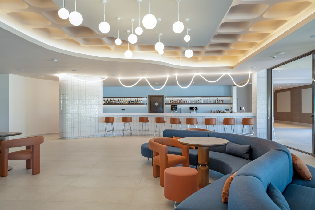 MAIN BAR