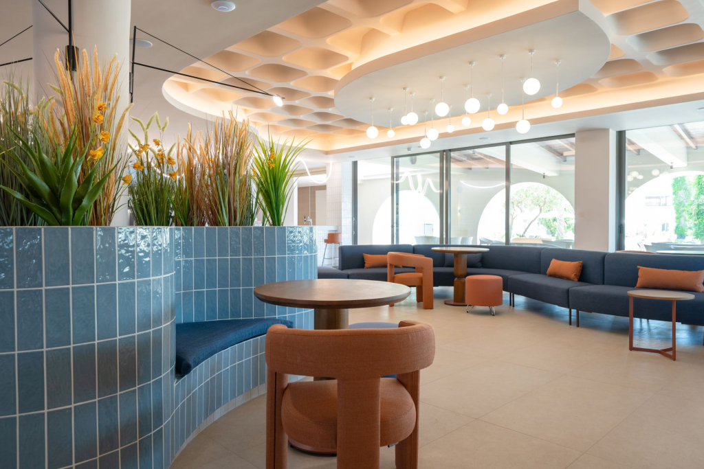 MAIN BAR
