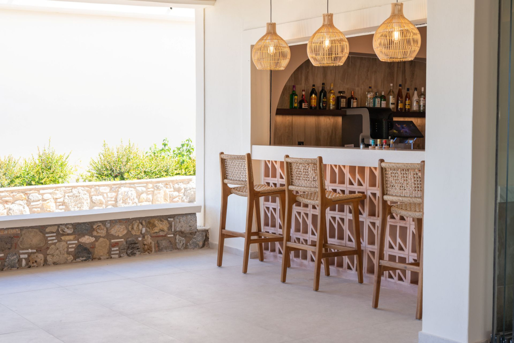 BEACH LOUNGE BAR