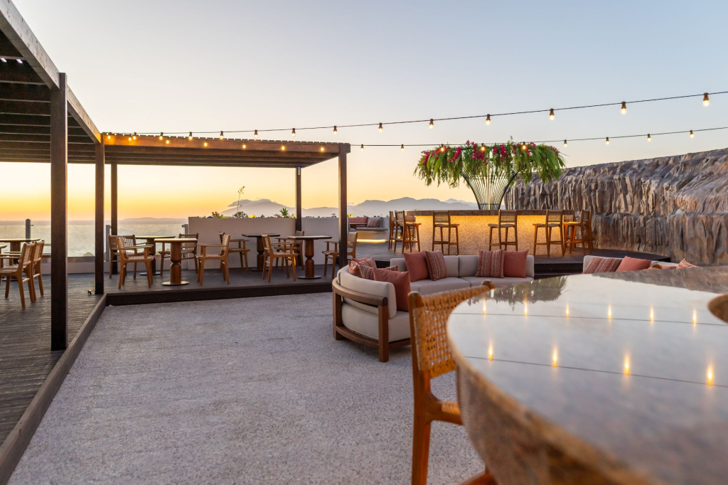SUNSET COCKTAIL BAR & TEPPANYAKI RESTAURANT