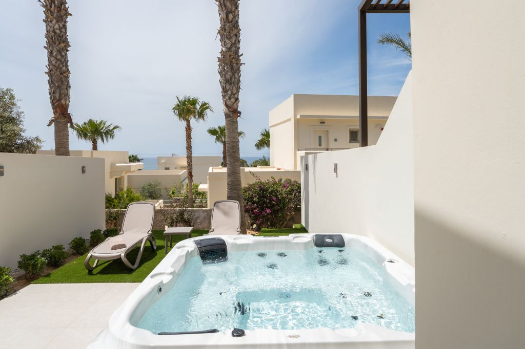 DELUXE DOUBLE WITH PRIVATE OUTDOOR JACUZZI